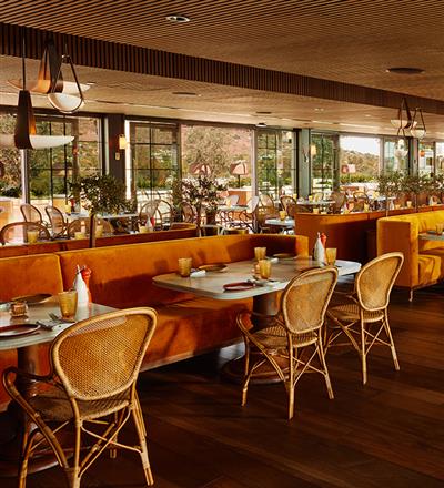 Chairs and tables in the Théa restaurant