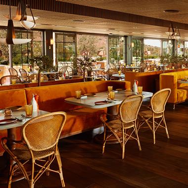 Chairs and booths at the Théa restaurant 